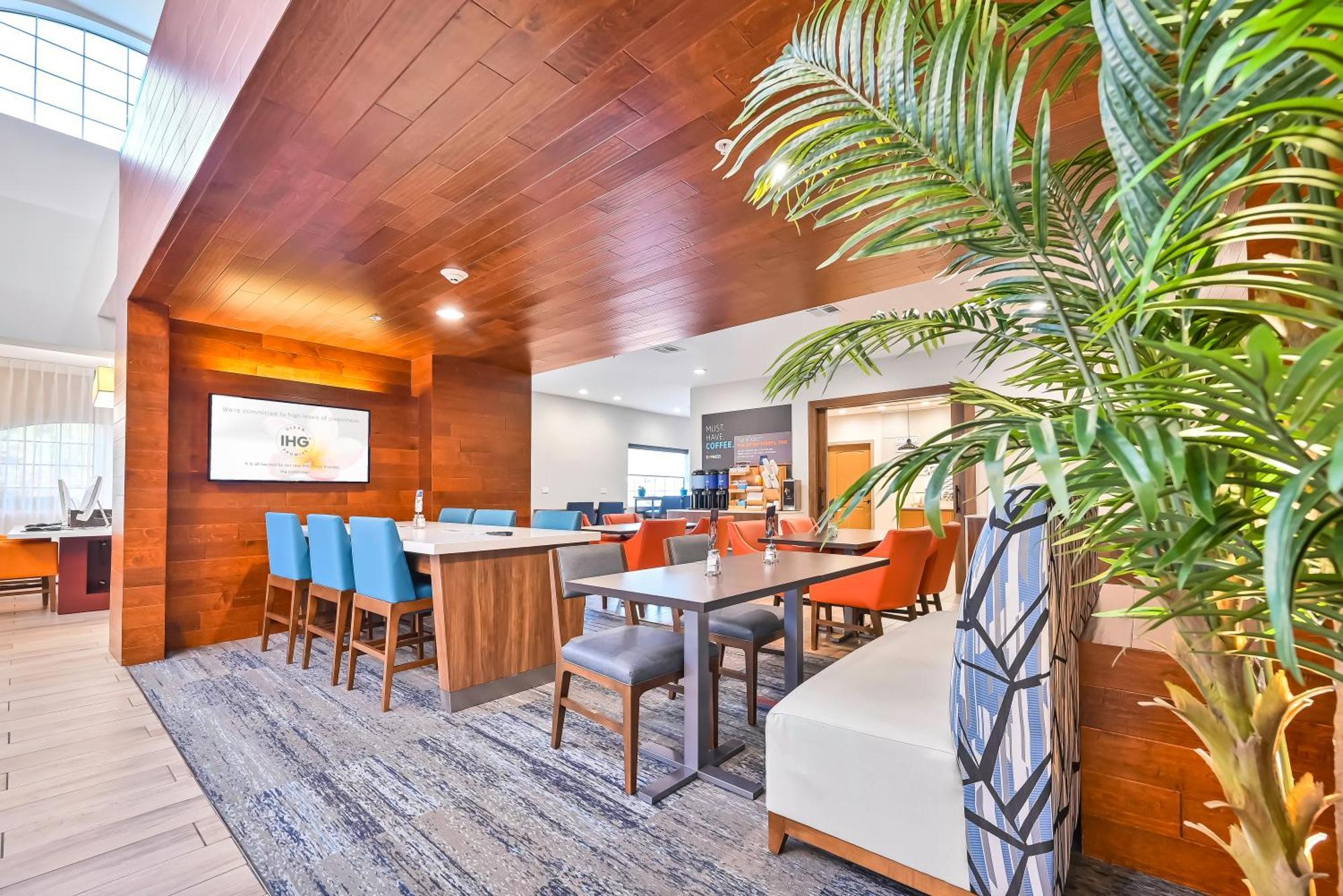 Holiday Inn Express Palestine By Ihg Exterior photo