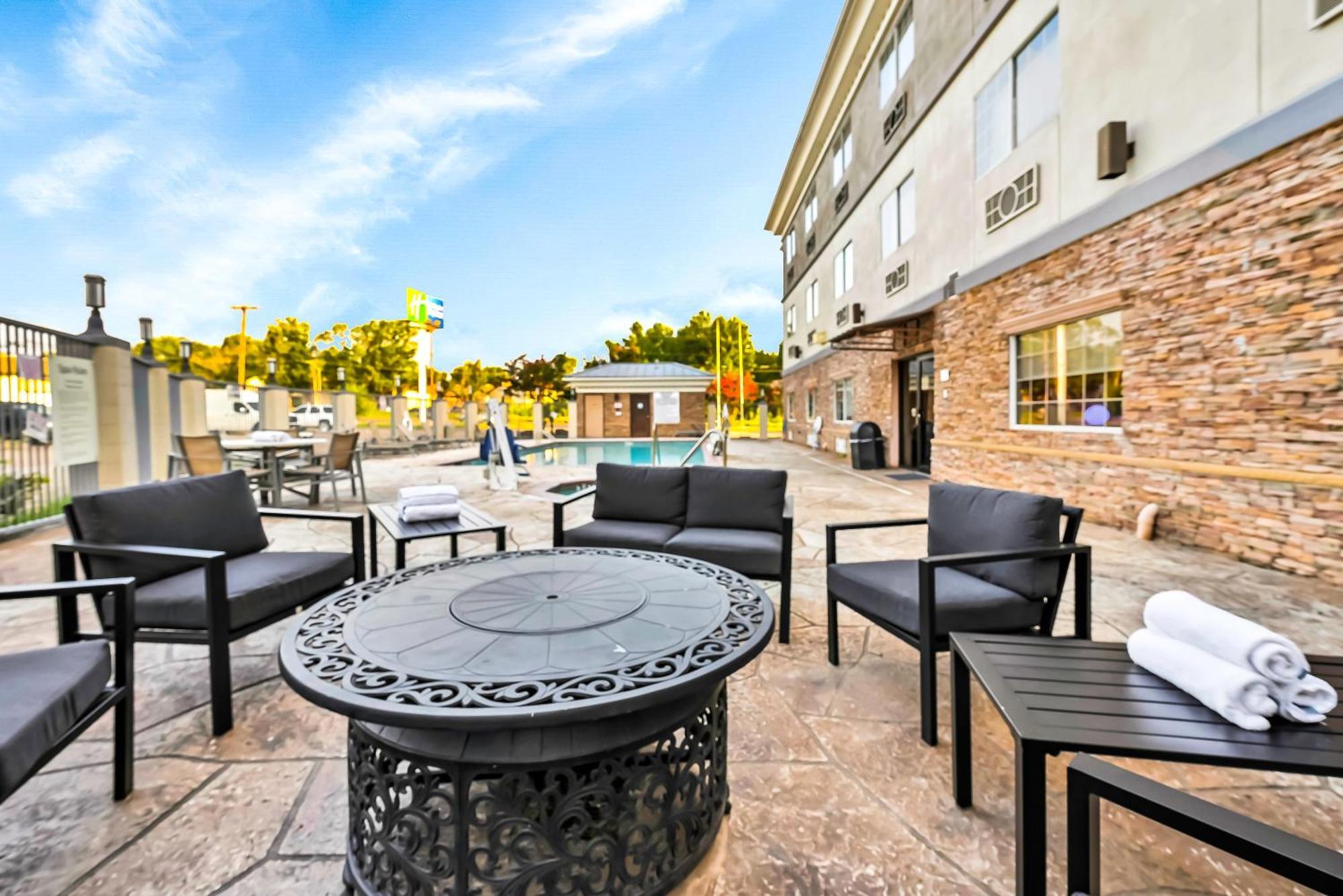 Holiday Inn Express Palestine By Ihg Exterior photo